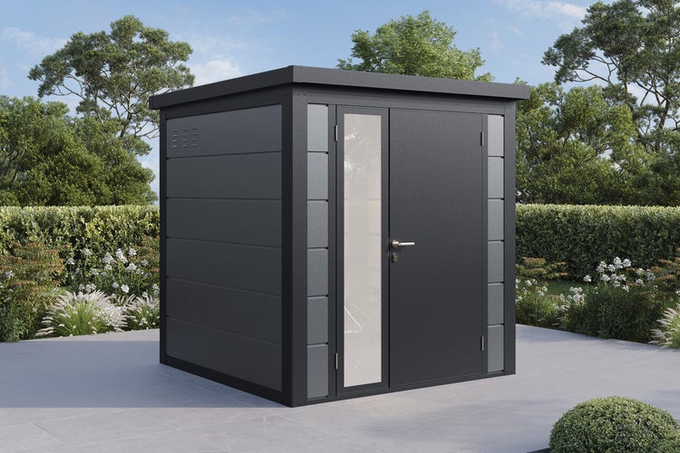Modernes Gerätehaus aus Metall mit Flachdach und seitlichem Glaselement im Garten auf einer gepflasterten Terrasse.