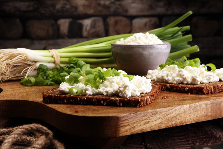 SAFLAX Garden to go - BIO - Frühlingszwiebel - Weißer Lissabonner - Allium cepa - 150 Samen - Mit Topf, Klima - Deckel und Anzuchtsubstrat