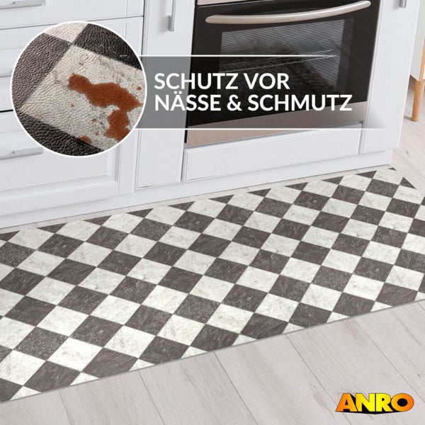 Küchenläufer mit Schachbrettmuster vor einer Küchenzeile, Schutz vor Nässe und Schmutz, ANRO Logo.