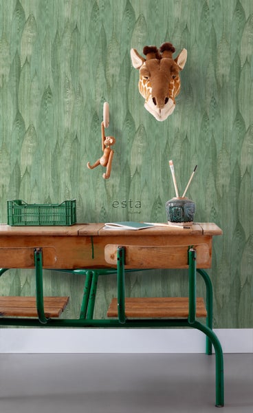 Dekoratives Kinderzimmer mit grüner Tapete, Schreibtisch, Spielzeugaffe und Giraffenkopf