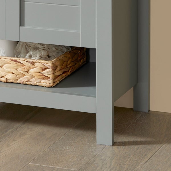 Detailaufnahme eines Badezimmerschranks mit Ablagefläche und geflochtenem Korb