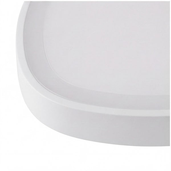 Detailaufnahme einer weißen, runden Deckenleuchte aus Kunststoff mit glatter Oberfläche.