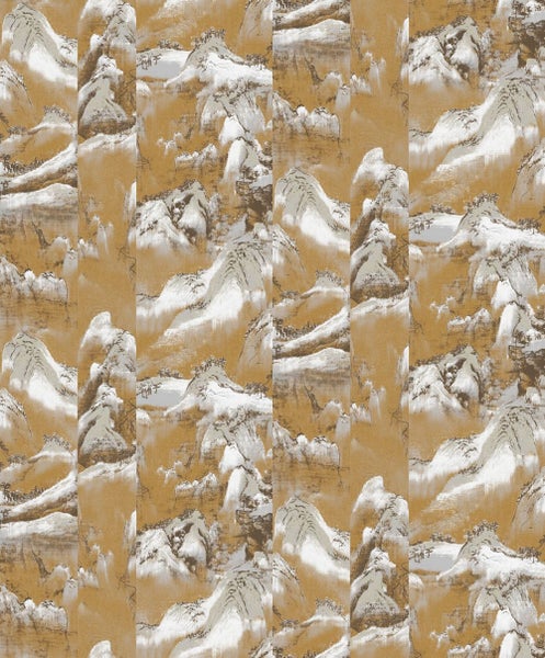 Regal mit Deko-Artikeln vor einer Tapete mit Rennwagen-Motiv