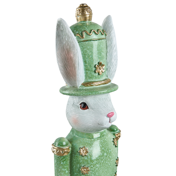 Dekofigur Hase im Nussknacker-Stil, trägt eine grüne Soldatenuniform und einen hohen Hut mit goldfarbenen Akzenten.