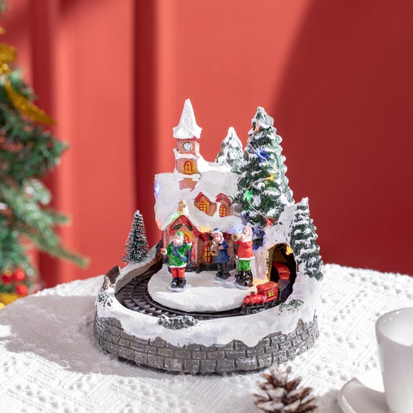 HOMCOM Weihnachtsdorf Weihnachtsstadt mit LED-Leuchtung, 1 Kirche, 5 Weihnachtsbäume, 1 Platz, 2 Musiker, 1 Kommandant und 1 beweglicher Zug Winterlandschaft für Weihnachten