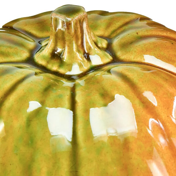 Dekokürbis aus Keramik mit glänzender Oberfläche als Herbstdekoration