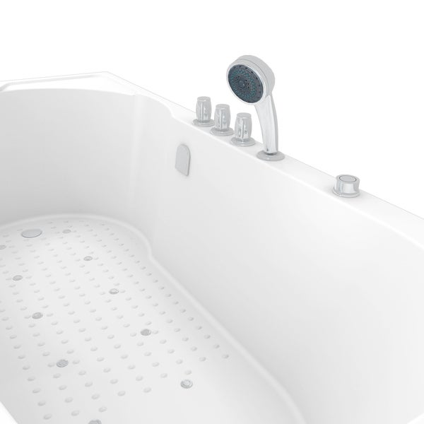 Innenansicht einer weißen Badewanne mit Duschkopf und Bedienelementen
