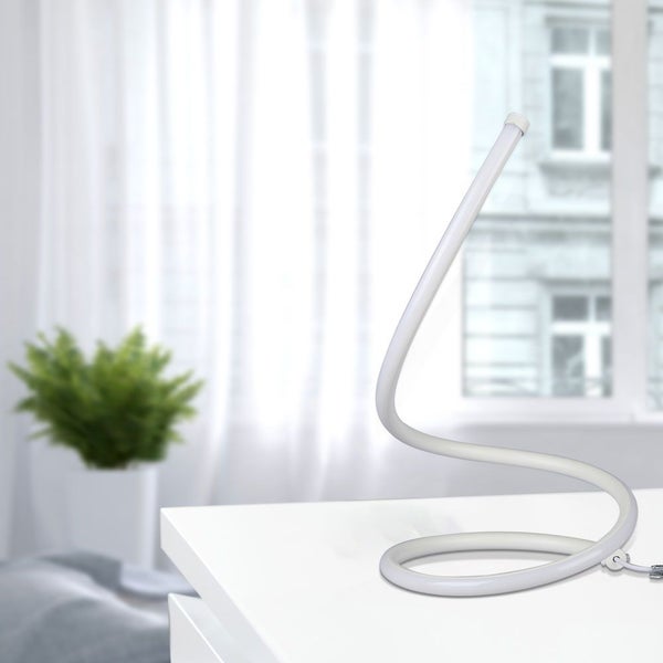 Moderne Schreibtischleuchte mit geschwungenem Design auf einem Tisch