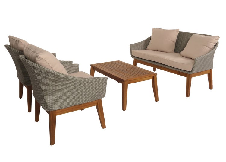 Garten-Lounge-Set bestehend aus einem Sofa, zwei Sesseln und einem Couchtisch, gefertigt aus Geflecht und Holz mit beigen Kissen.
