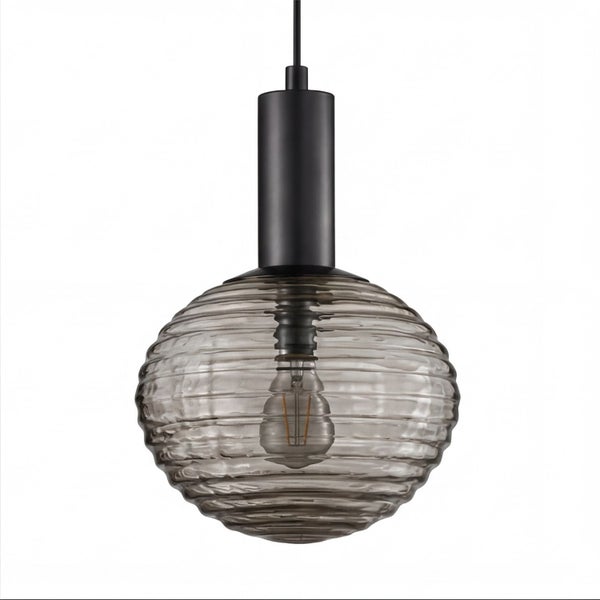 Pendelleuchte mit rundem, gerilltem Glasschirm in Rauchglas-Optik und schwarzer Metallfassung.