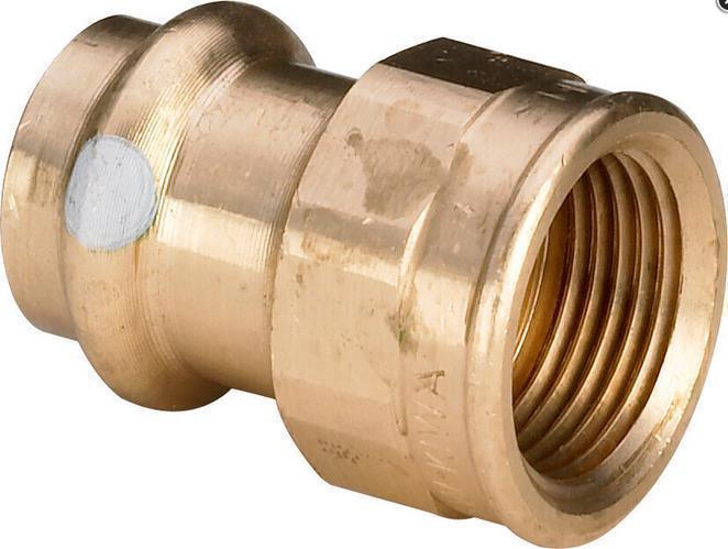 Pressfitting-Übergangsstück aus Messing mit Innengewinde für Rohrleitungen.