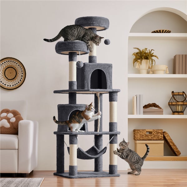 Mehrstöckiger Kratzbaum mit Höhlen, Liegeflächen, Hängematte und spielenden Katzen