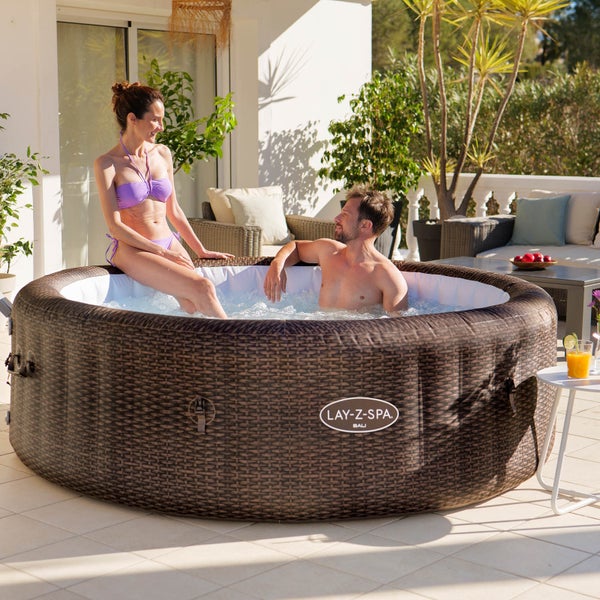 Aufblasbarer Lay-Z-Spa Bali Whirlpool mit zwei Personen im Garten