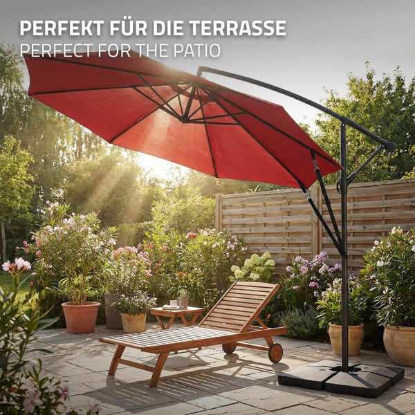 Freischwebender Ampelschirm auf einer Terrasse mit Holzliege und Pflanzen im Garten