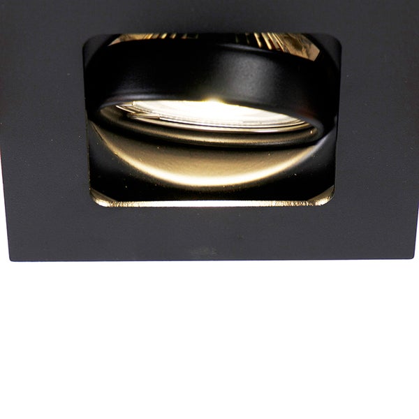 Eckiger Einbaustrahler in Schwarz mit verstellbarem rundem Leuchtmittel. Die warmweiße Beleuchtung ist eingeschaltet.