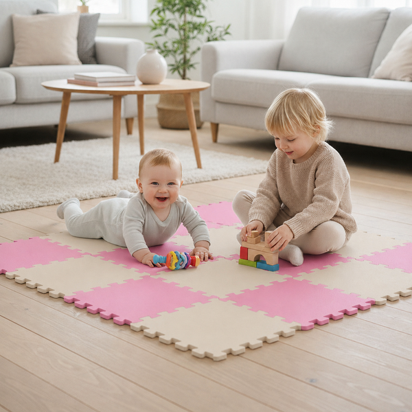 Zwei Kinder spielen auf einer quadratischen Puzzlematte aus Schaumstoff im Wohnzimmer auf einem Holzboden.