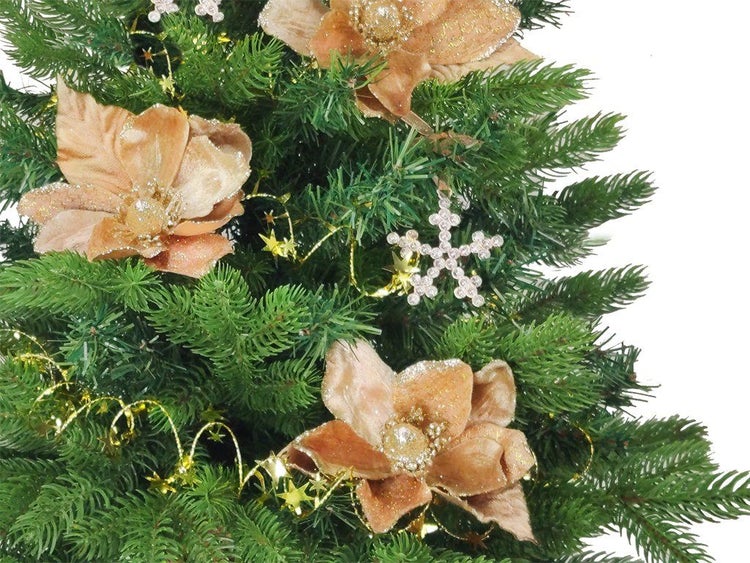 Künstlicher Weihnachtsbaum geschmückt mit textilen Weihnachtsblumen und Schneeflocken Anhängern.