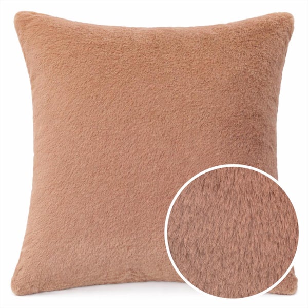 Quadratisches Zierkissen aus weichem Kunstfell mit einer Detailansicht der flauschigen Textur.