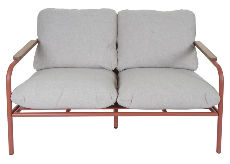 2-Sitzer Gartensofa mit terrakottafarbenem Metallgestell, Armlehnen aus Holz und hellgrauen Sitz- und Rückenkissen.