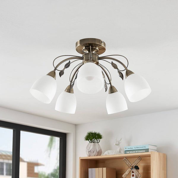 Kinderzimmer mit Holztisch, Stühlen, Spielzeug und Waldtapete.