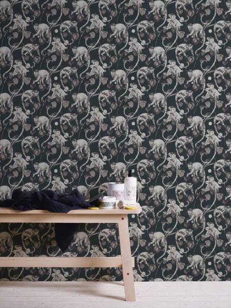 Tapete mit Affen und Pflanzenmuster im Hintergrund