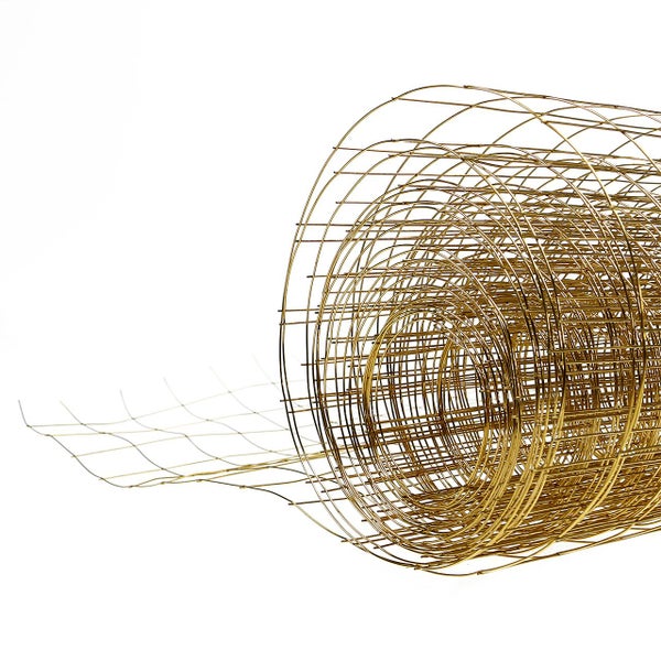 Goldfarbene Rolle Drahtgitter aus Metall für Garten und Zäune.