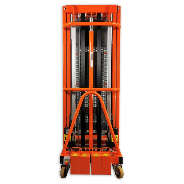 Mobiler orangefarbener Hebelift aus Metall mit vier 15 Kilogramm schweren Gegengewichten und schwarzen Hebebändern.