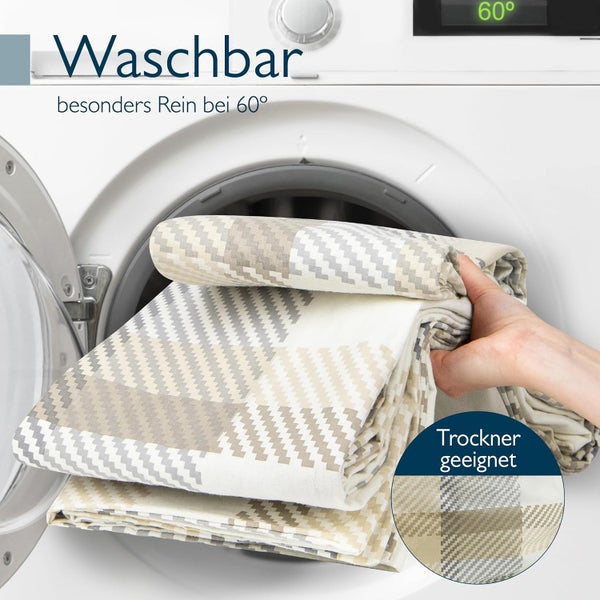Dekorative Kissen mit verschiedenen Mustern auf einem Sofa
