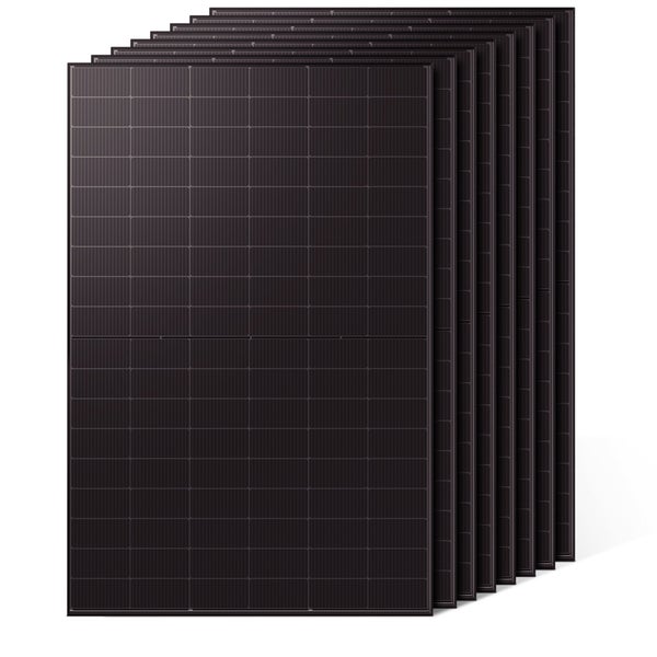 Mehrere monokristalline All Black Solarmodule hintereinander aufgestellt.