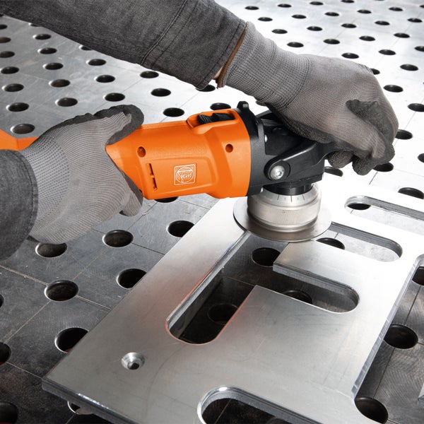 Orange-schwarze Fein Akku-Kantenfräse mit bürstenlosem Motor und 18 Volt Akku, inklusive Einstellskala für die präzise Kantenbearbeitung.