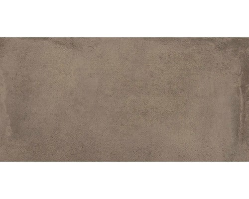 Heller Raum mit Wand- und Bodenfliesen, Regalen und Spüle