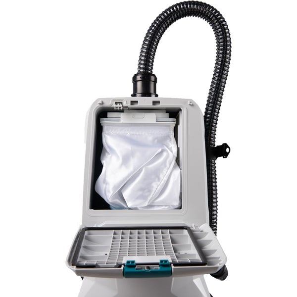 Staubsauger mit geöffnetem Staubfach und Filtersack