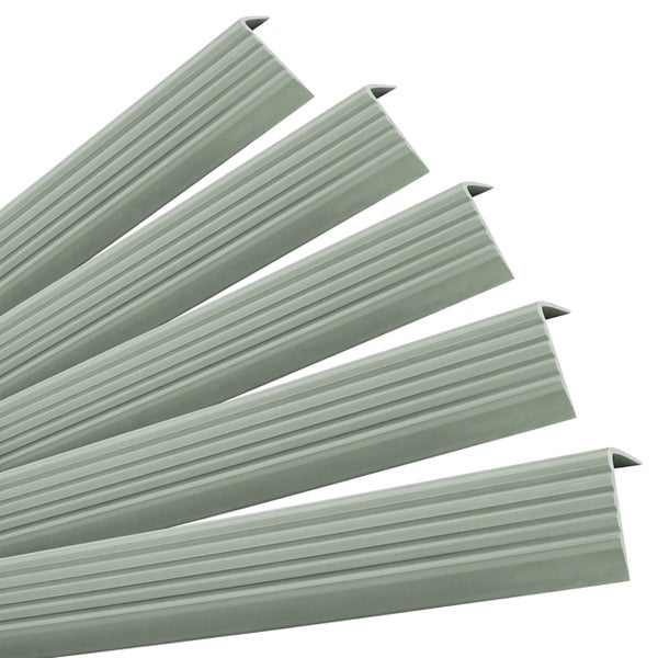 Mehrere graue Treppenkantenprofile aus Kunststoff