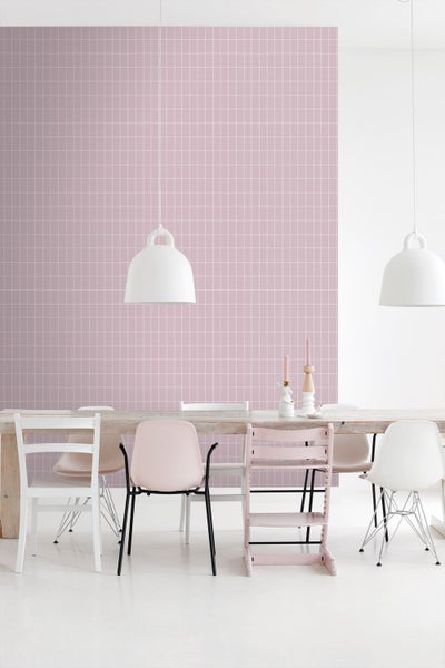 Esszimmer mit Holztisch, Stühlen und Wand mit Fliesenmuster