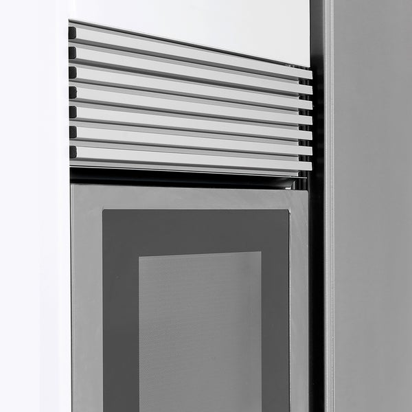 Detailansicht eines Einbau-Küchengeräts mit Glastür und einem Lüftungsgitter aus Metall.