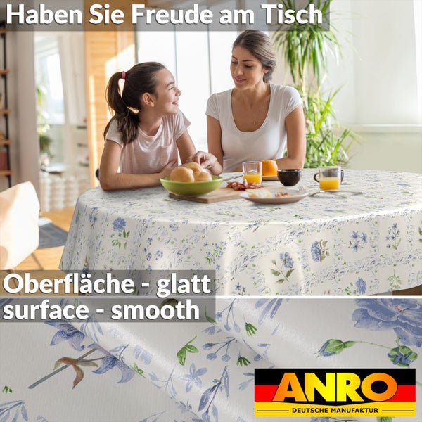 Runde Tischdecke mit blauem Blumenmuster und glatter Oberfläche in einer hellen Esszimmerszene mit zwei Personen am Tisch. ANRO Logo.