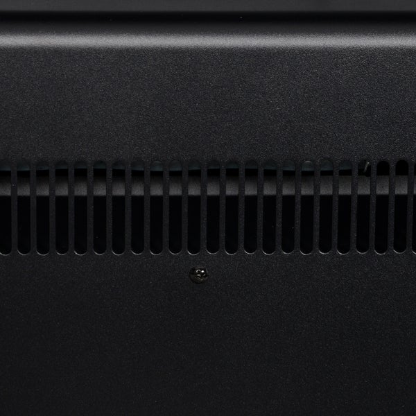 Detailaufnahme der Lüftungsschlitze an einem schwarzen Metallgehäuse mit einer Befestigungsschraube.