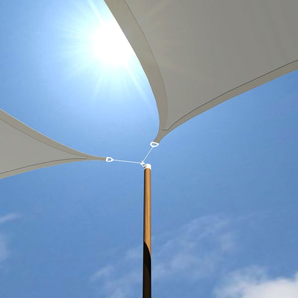Sonnensegel an einem Holzmast befestigt unter sonnigem Himmel.