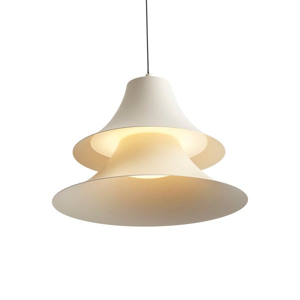 Weiße Pendelleuchte in modernem, mehrstufigem Design mit konischen Schirmen.