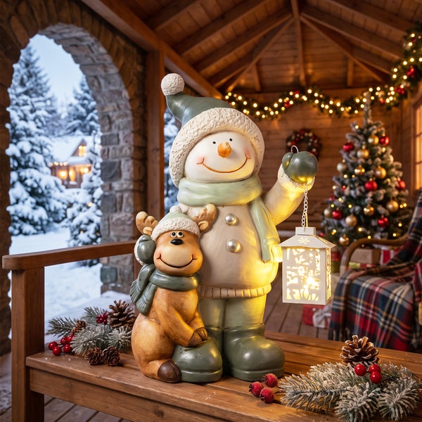 Dekorative Schneemannfigur mit Rentier und beleuchteter Laterne auf einer Bank in einer weihnachtlich dekorierten Holzhütte.