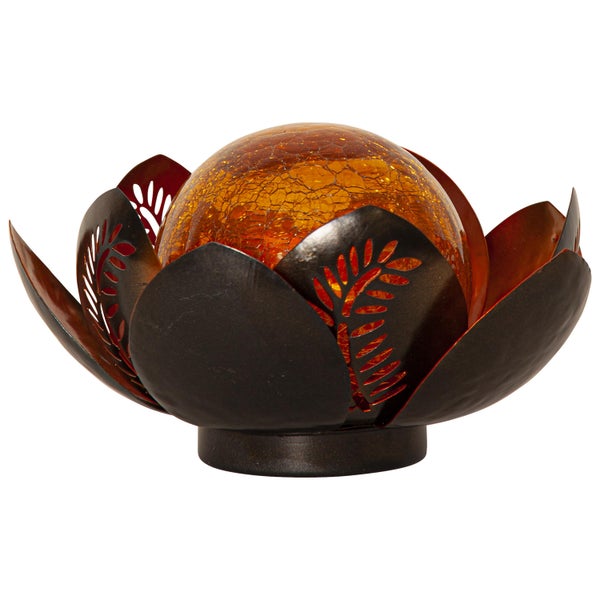 Dekorative Gartenleuchte mit einer Kugel aus Glas und einem Sockel in Blütenform aus Metall.