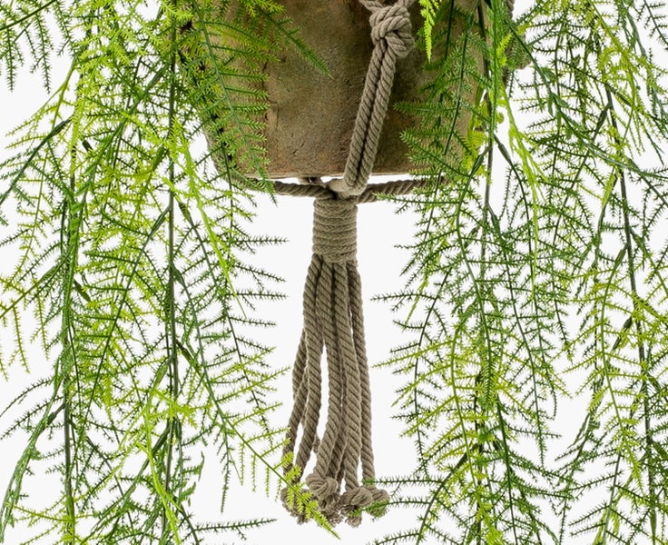 Künstliche Hängepflanze im Topf mit Makramee-Seilaufhängung und feinen grünen Blättern.