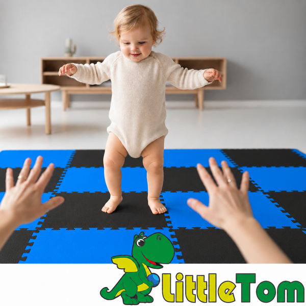 Ein Kleinkind macht seine ersten Schritte auf einer weichen Little Tom Spielmatte in Puzzle Optik mit ineinandergreifenden Elementen.