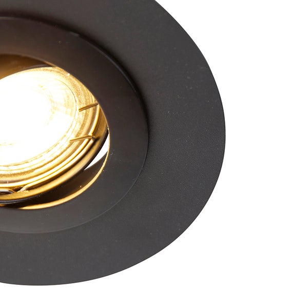 Moderner runder Einbaustrahler mit mattschwarzem Rahmen und einer warmweiß leuchtenden Lichtquelle.