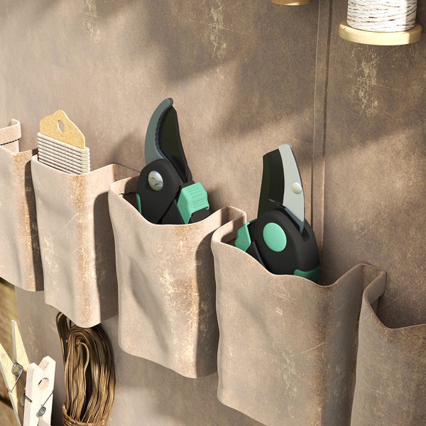 Nahaufnahme von Gartenscheren und Gartenzubehör in Wandtaschen