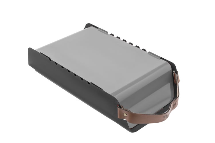 The Favilla FUMO mobiler Holzkohlegrill (48x25x11 cm) in  Grau – 2-in-1 Grill mit Edelstahlrost & Spießhalterung – Inkl. Tragetasche für Camping