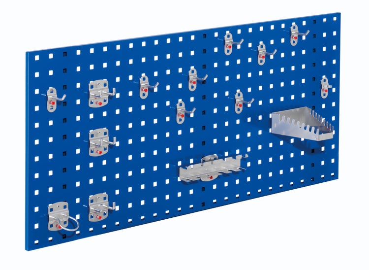 Blaue Lochwand mit Haken und Halterungen zur Werkzeugorganisation.