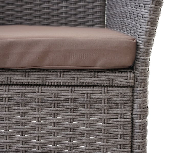 Nahaufnahme eines Gartenmöbels aus Polyrattan-Geflecht mit einem passenden Sitzkissen aus Stoff.