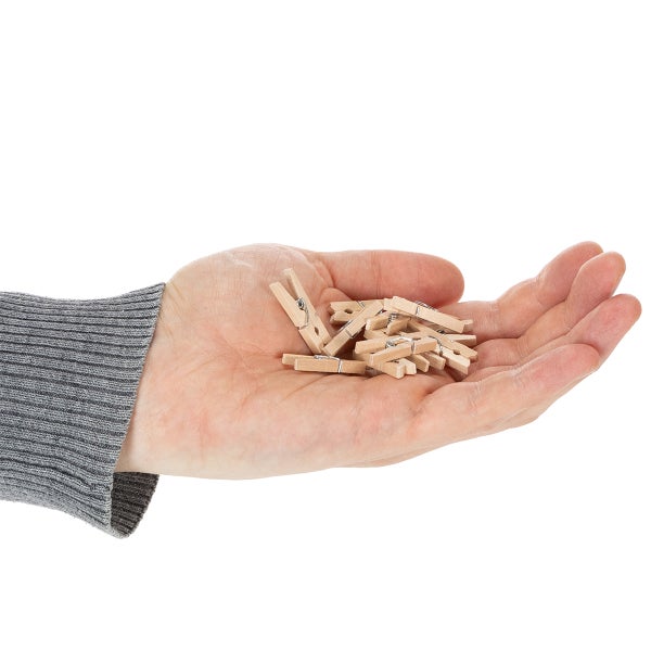 Eine Handvoll kleiner hölzerner Mini-Wäscheklammern in einer Hand zur Veranschaulichung der Größe.