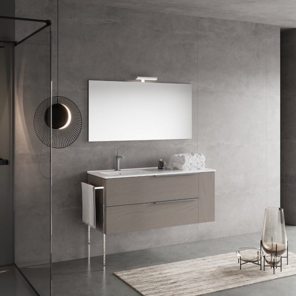 Modernes Badezimmer mit Waschtischunterschrank aus Holz, weißem Waschbecken, Spiegel mit Beleuchtung, Duschkabine und Betonoptik Fliesen.